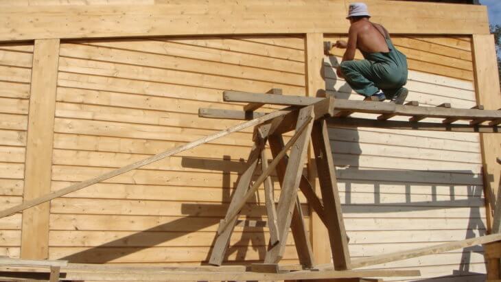 Чем обработать деревянный дом снаружи?