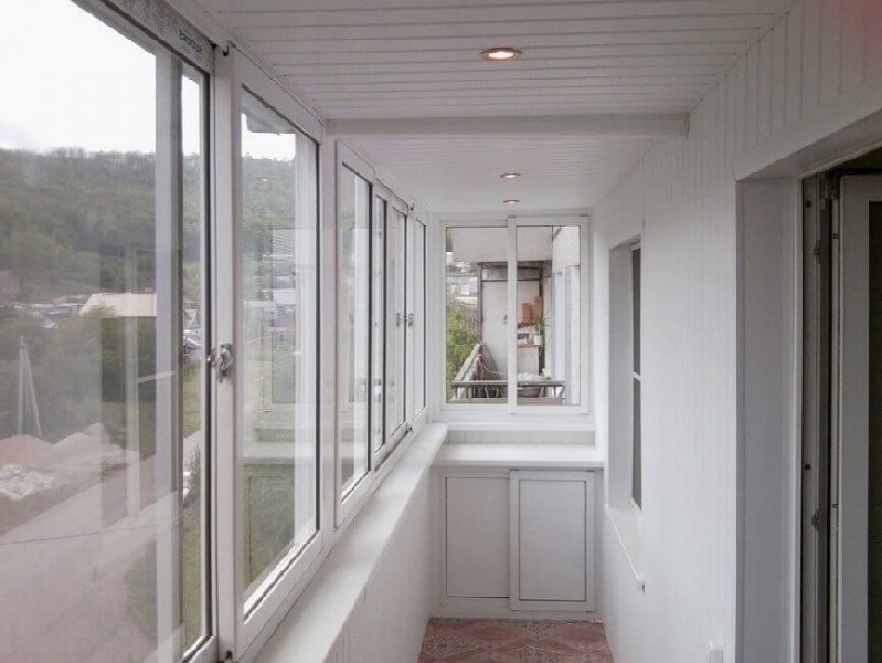 Выбираем и устанавливаем панели для потолка на балконе