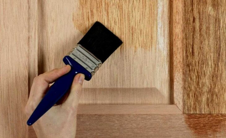 Как покрыть лаком деревянную дверь для того чтоб вернуть ей прежний вид