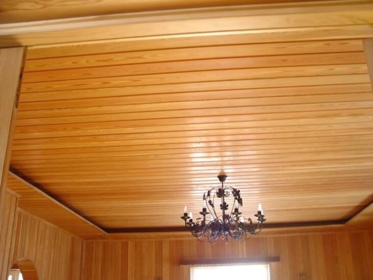 Чем можно отделать потолок в деревянном доме