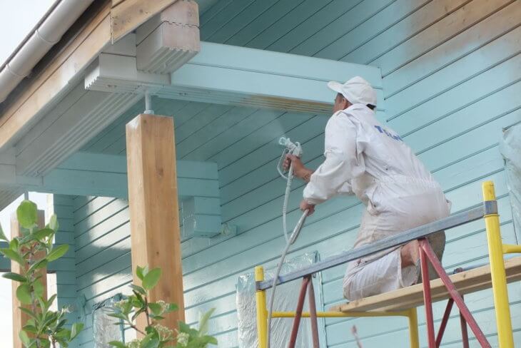 Чем покрасить деревянный дом снаружи своими руками: выбор краски