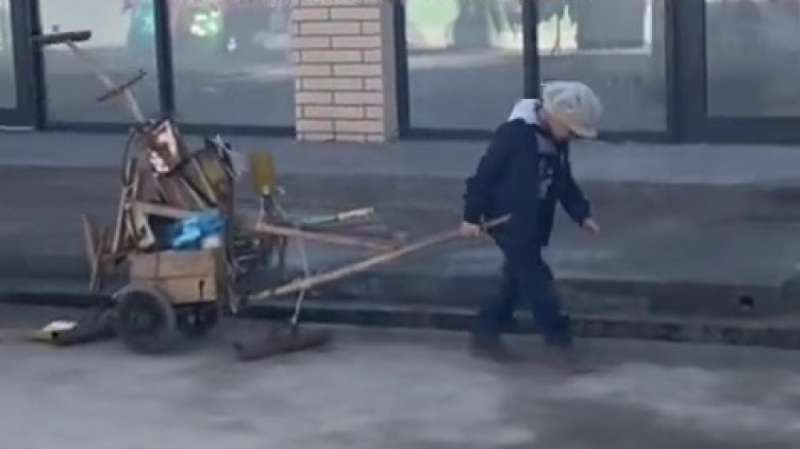&ldquo;Как ему помочь?&ldquo; Видео с 7-летним малышом без документов в Жетісае разлетелось в сети