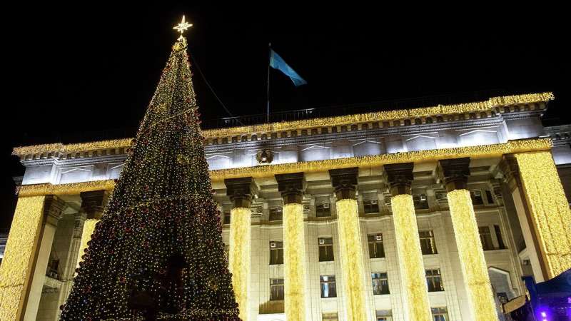 В Алматы зажглись огни восьмидесяти новогодних елок